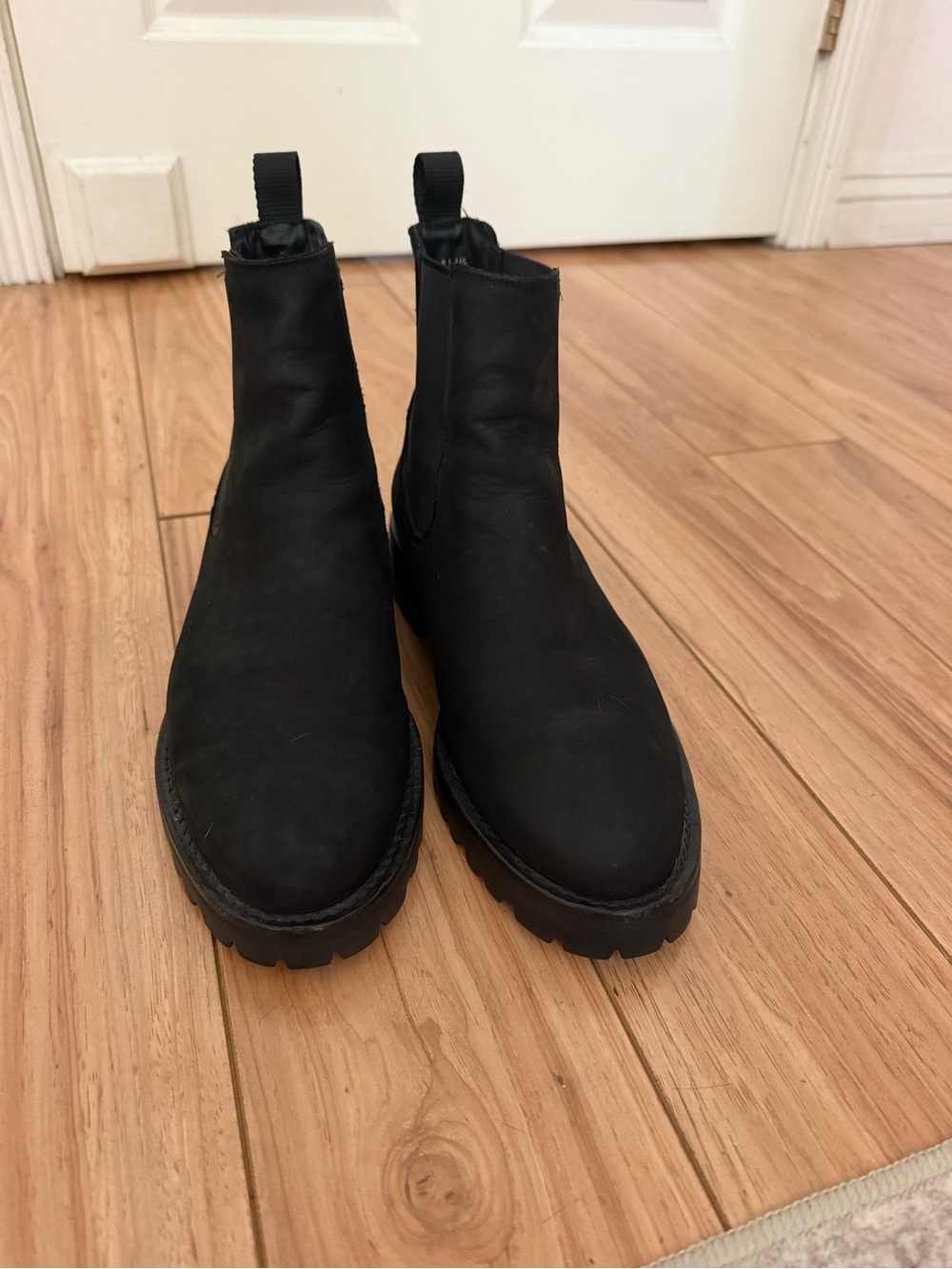 Women’s Black Chelsea Lug Boots - Sleek Slip-On Design